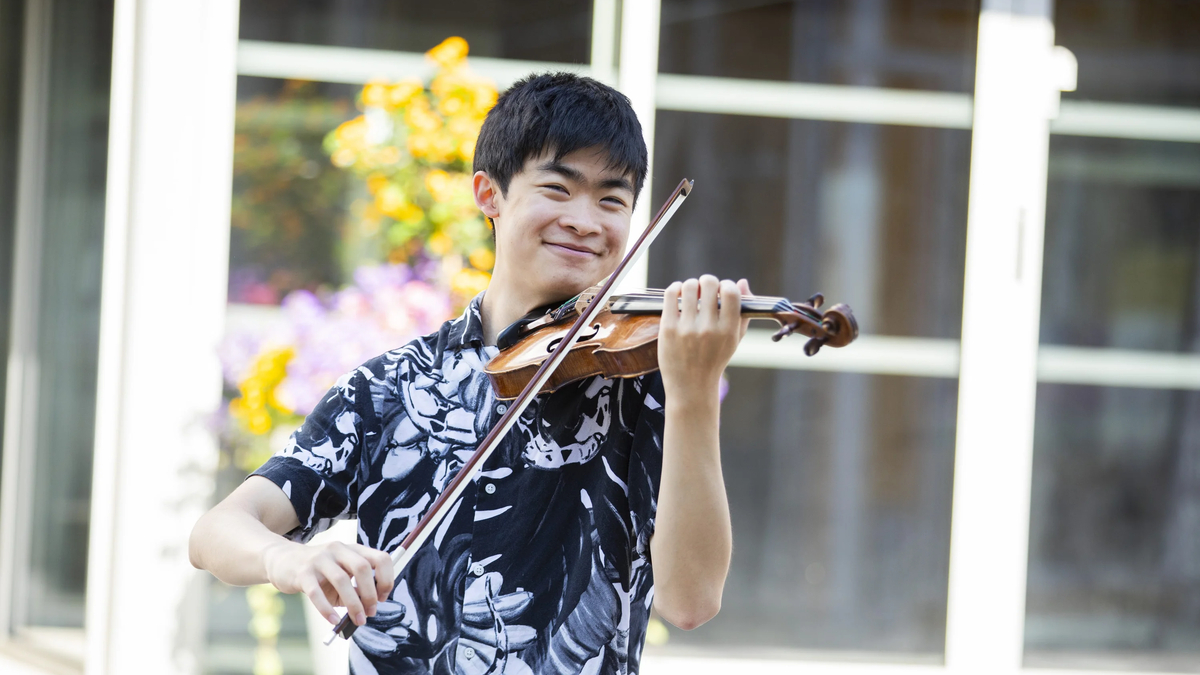 Fiolintalentet Harry Li (18) klar for USA: Fikk instrument til over en million i håndbagasjen