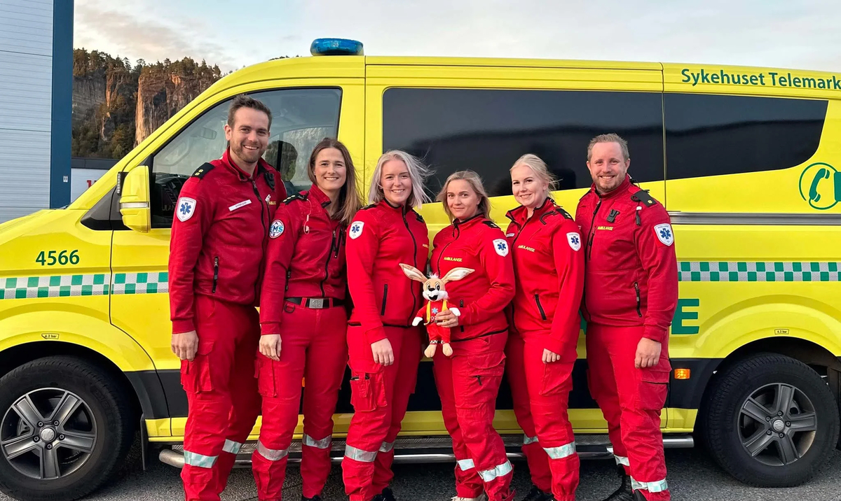 Bilde av de seks ildsjelene bak Stiftelsen Ambulotta: Simen Engebretsen, Lotte Andersen, May Bente Klausen, Anja Rin&oslash;, Charlotte Br&aring;then og Kim Andr&eacute; Forsberg. (Foto: Sykehuset Telemark)